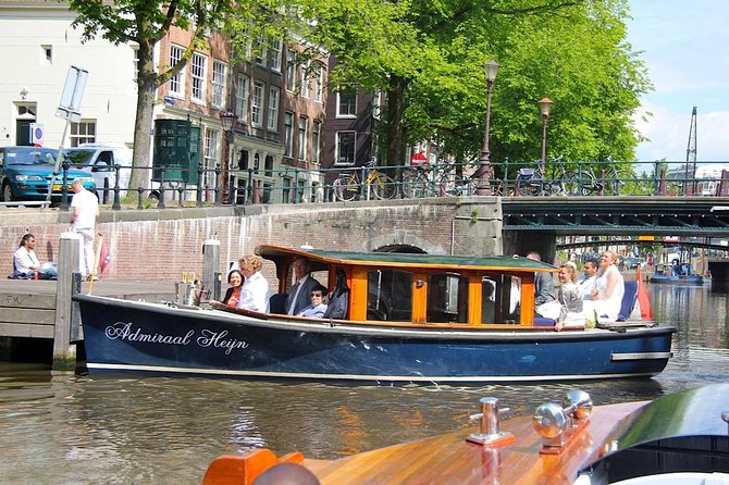 Private boat tour on a electric saloon boat - Captain-guided narration: how to get the right amount of info