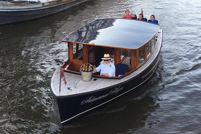 Private boat tour on a electric saloon boat - Getting to the Museum of the Canals meeting point