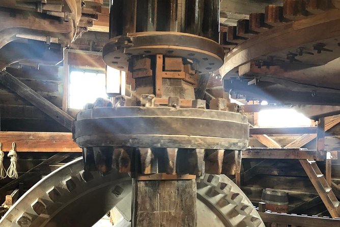 Private Giethoorn & Zaanse Schans Windmills Sightseeing Tour from Amsterdam - Clogs at Zaanse Schans: The Craft Stop That’s Easy to Underestimate