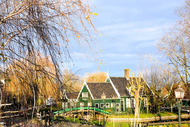 Private Guided Keukenhof Gardens and Zaanse Schans Tour - Molen De Kat: the last paint mill and a photo-friendly climb