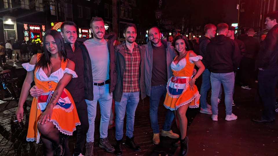 Private Red Light Tour City Center with Beer Maid Guide - Practical tips for an easier, more fun night