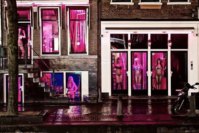 Red Light District Primetime Private Tour for 18+ Only - Stop 1: Saint Nicholas Basilica—history as a “starting line”
