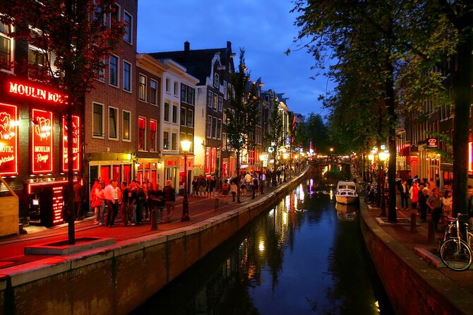 Red Light District Primetime Private Tour for 18+ Only - He Hua Temple—quiet contrast inside the same evening