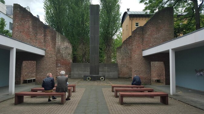 Self-Guided Audio Tour Holocaust Series: The Jewish Quarter - Key things to notice before you press play
