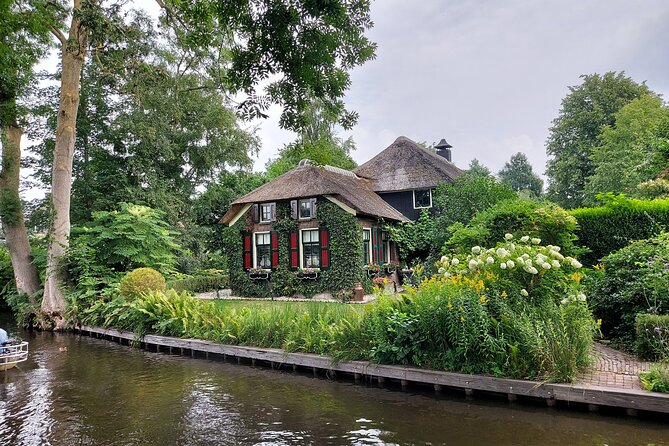 Small-Group Tour to Windmills & Giethoorn with boat tour - Giethoorn: The Venice of the North, With a Real Canal Cruise