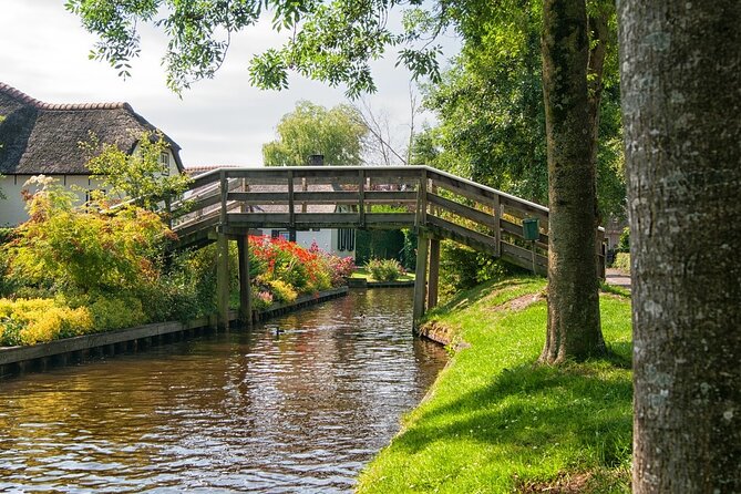 Tour to Giethoorn and Keukenhof Tulip Fields from Amsterdam - Giethoorn canal cruise: the Dutch Venice moment