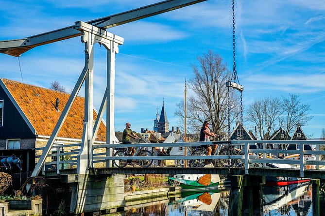 Volendam: E-bike rental with suggested countryside- and fisherman village route - Starting in Volendam’s old harbour: getting on the road fast