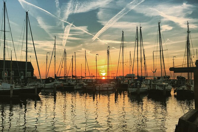 Volendam: E-bike rental with suggested countryside- and fisherman village route - Edam in about an hour: canals, narrow lanes, and cheese-market time