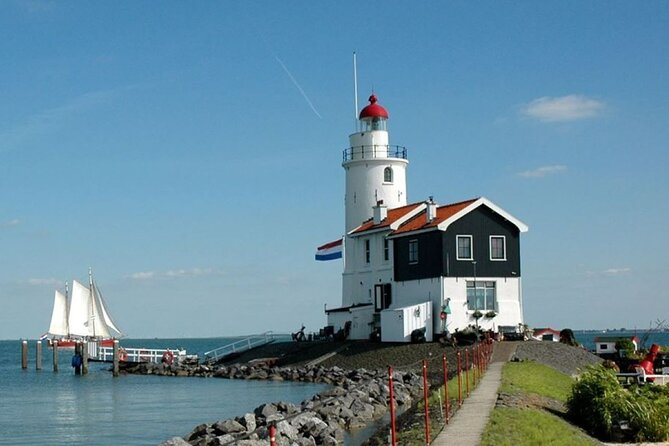Volendam: E-bike rental with suggested countryside- and fisherman village route - Riding to Marken: the 10 km dike crossing and the ferry back
