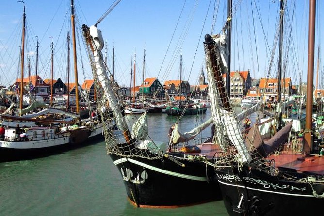 Volendam & Marken Private Tour in luxury Jaguar S Type 1/2 day - Broek in Waterland and Monnickendam: short stops, strong atmosphere