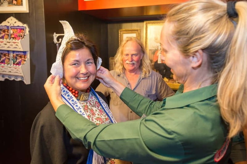 Volendam: Photo Opportunity in Traditional Dutch Costume - Where It Happens in Volendam: Easy Start, Return to the Same Place