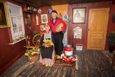 Volendam: Photo Opportunity in Traditional Dutch Costume - Photo Time: Phone Selfies Plus a Printed Souvenir You Can Share