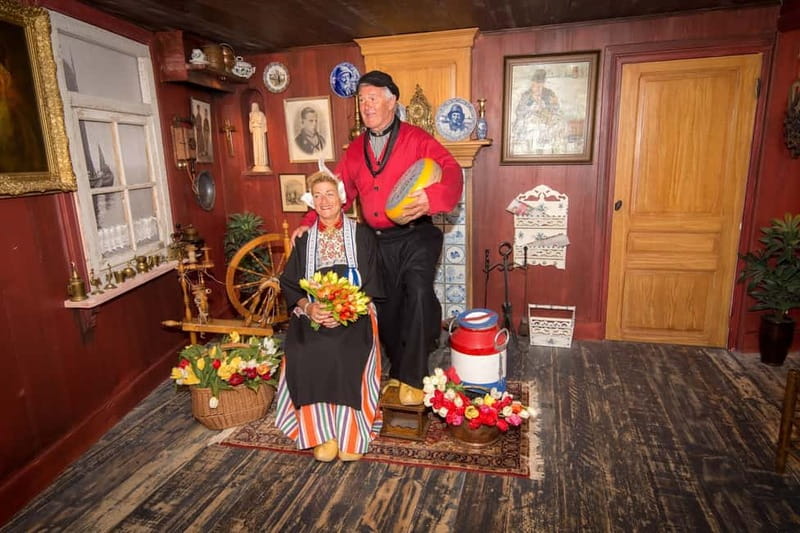 Volendam: Photo Opportunity in Traditional Dutch Costume - Photo Time: Phone Selfies Plus a Printed Souvenir You Can Share