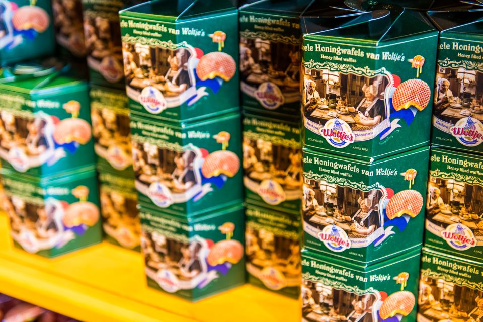 Volendam: Stroopwafel Experience with Tasting - Inside the shop: your Stroopwafel flavor menu
