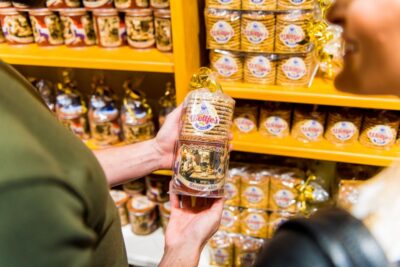 Volendam: Stroopwafel Experience with Tasting - Finding the bakery at Haven 98 (and why it matters)