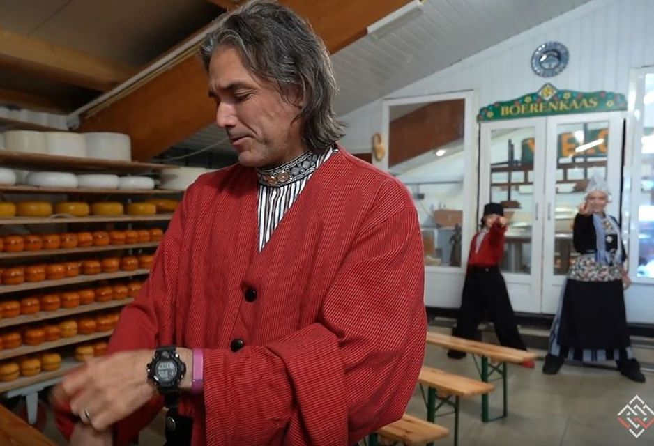 Volendam: Traditional Costume Photo with Cheese & Clog Tour - Shopping time: souvenirs, biscuits, and cheese you can bring home