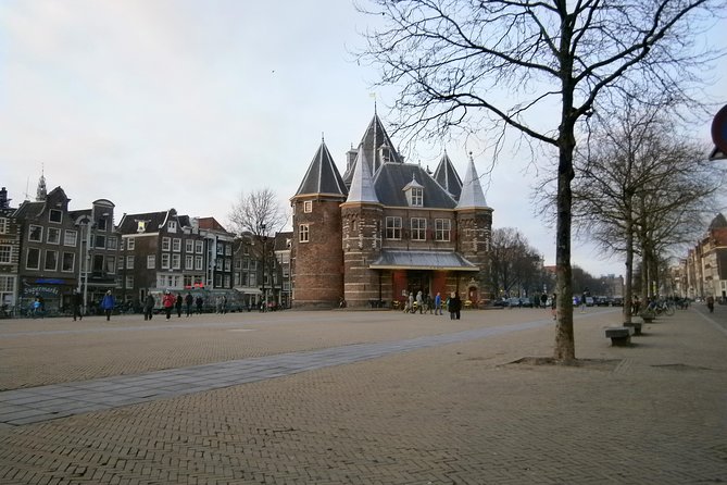Walking tour of 2 hours of the highlights of Amsterdam - Begijnhof: a calm courtyard moment in the middle of the city